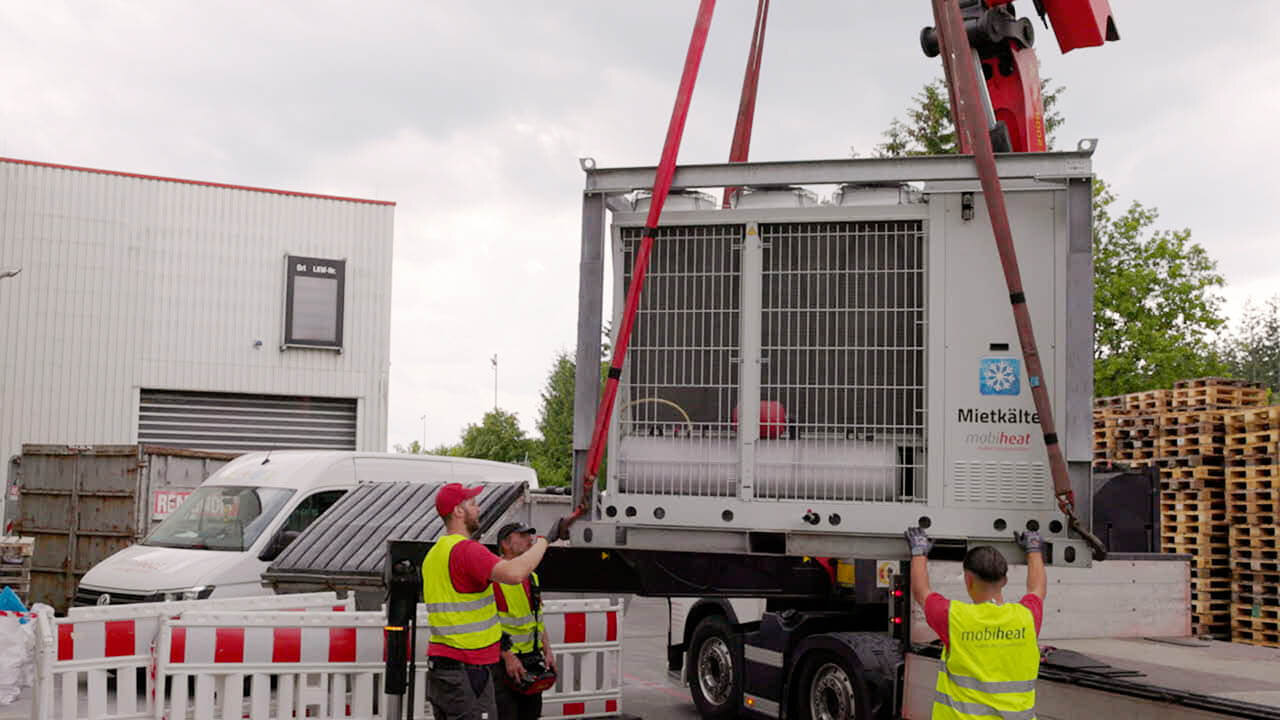 Das A/V-Verhältnis, in der SHK-, Kälte- und Energiebranche bekannt, steht für das Oberflächen-Volumen-Verhältnis. Es misst das Verhältnis der Oberfläche eines Bauteils oder Systems zur darin enthaltenen oder durchströmten Volumenmenge. Dieser Begriff ist von großer Bedeutung, um die Effizienz von Wärmetauschern, Kälte- und Klimaanlagen zu bewerten, da ein optimales A/V-Verhältnis einen effizienten Wärmeaustausch ermöglicht.