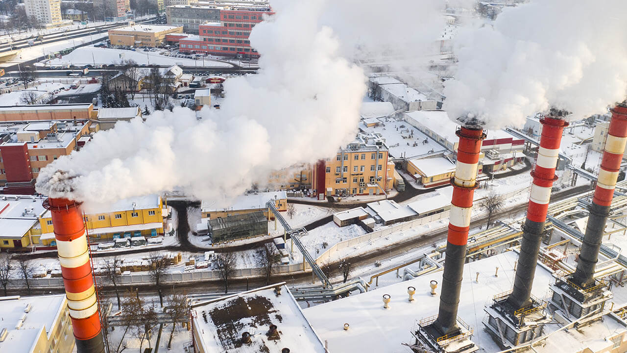 Abwärme ist in der SHK-, Kälte- und Energiebranche ein geläufiger Begriff. Es ist die thermische Energie, die als Nebenprodukt in verschiedenen Prozessen entsteht und normalerweise ungenutzt abgegeben wird. Diese Wärme kann jedoch durch verschiedene Technologien erfasst und wiederverwendet werden, um Energieeffizienz zu steigern und Ressourcen zu schonen. Abwärme findet sich beispielsweise in Industrieanlagen, Kraftwerken und Heizungsanlagen.