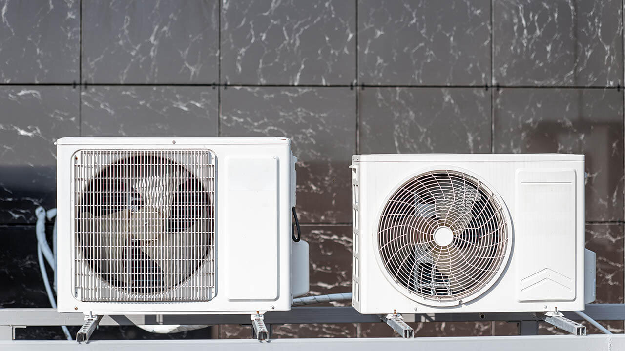 Eine Außeneinheit ist ein zentrales Element in Klimaanlagen und Wärmepumpensystemen in der SHK-, Kälte- oder Energiebranche. Sie befindet sich außerhalb eines Gebäudes und enthält wichtige Komponenten wie den Verdichter und den Wärmetauscher. Die Aufgabe der Außeneinheit besteht darin, Wärme aus dem Innenraum abzuführen oder abzugeben, je nachdem, ob es sich um eine Klimaanlage oder eine Heizungsanlage handelt. Dadurch spielt sie eine entscheidende Rolle bei der Regulierung der Raumtemperatur und der Effizienz des Systems.