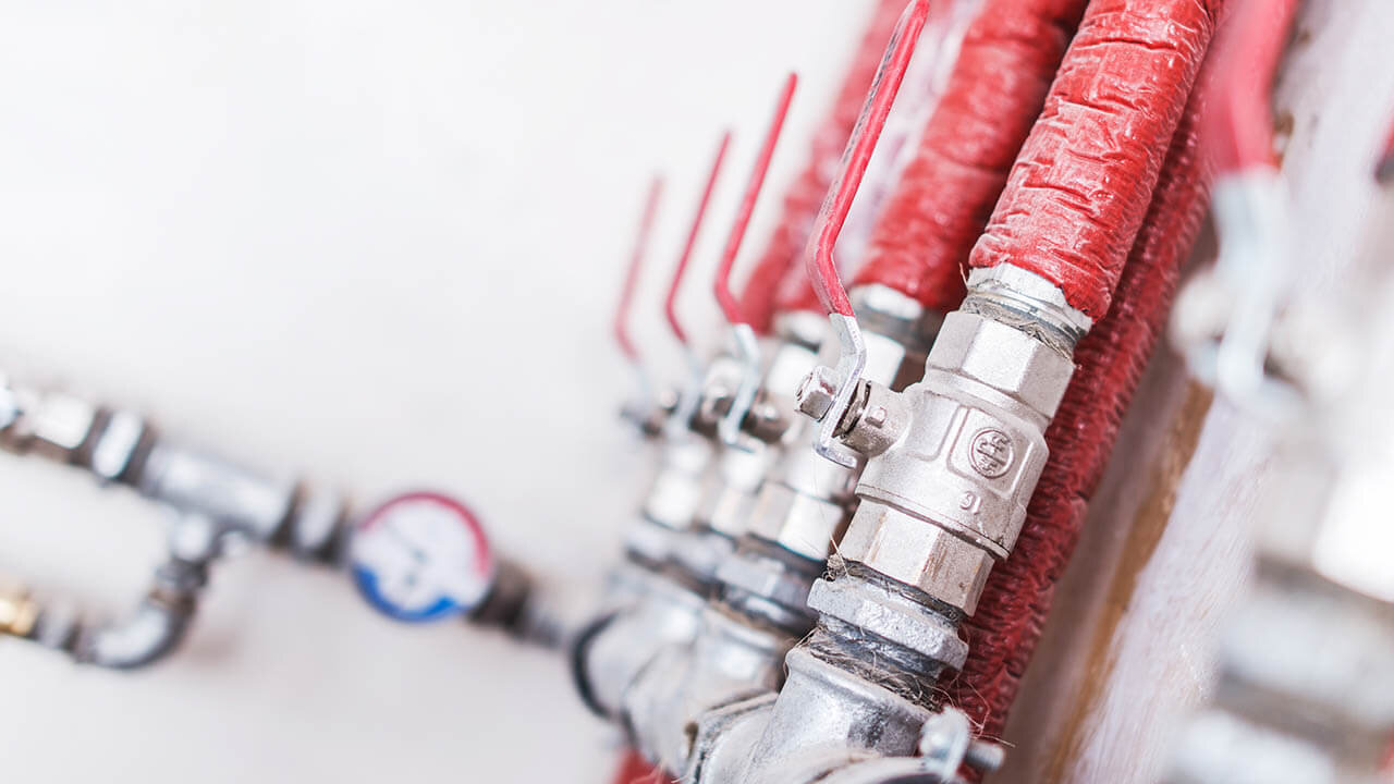 Circulation bezieht sich in der SHK-, Kälte- oder Energiebranche auf den kontinuierlichen Fluss von Medien, wie beispielsweise Wasser oder Kältemittel, in einem geschlossenen System. Es wird eingesetzt, um Wärme oder Kälte von einer Quelle zu den Verbrauchern zu transportieren und eine gleichmäßige Verteilung zu gewährleisten. Die Circulation spielt eine entscheidende Rolle bei der Effizienz und Leistungsfähigkeit von Heizungs-, Kälte- und Energiesystemen.