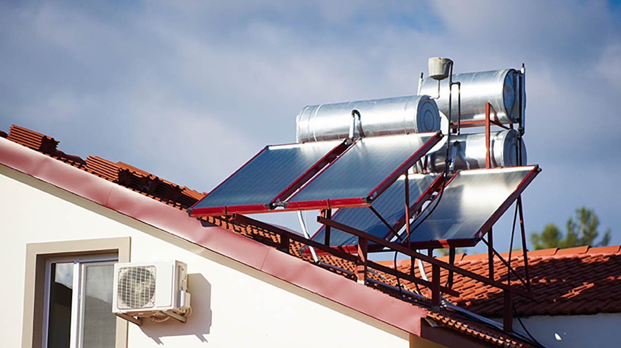 Solarthermie ist ein Verfahren in der SHK- (Sanitär, Heizung, Klima) und Energiebranche, bei dem Sonnenenergie genutzt wird, um Wärme zu erzeugen. Dabei werden Solarthermie-Kollektoren auf Dächern oder anderen Oberflächen installiert, um Sonnenlicht einzufangen und es in nutzbare Wärme für Heizung, Warmwasser oder andere thermische Anwendungen umzuwandeln. Diese umweltfreundliche Technologie trägt zur Reduzierung des Energieverbrauchs und der CO2-Emissionen bei.
