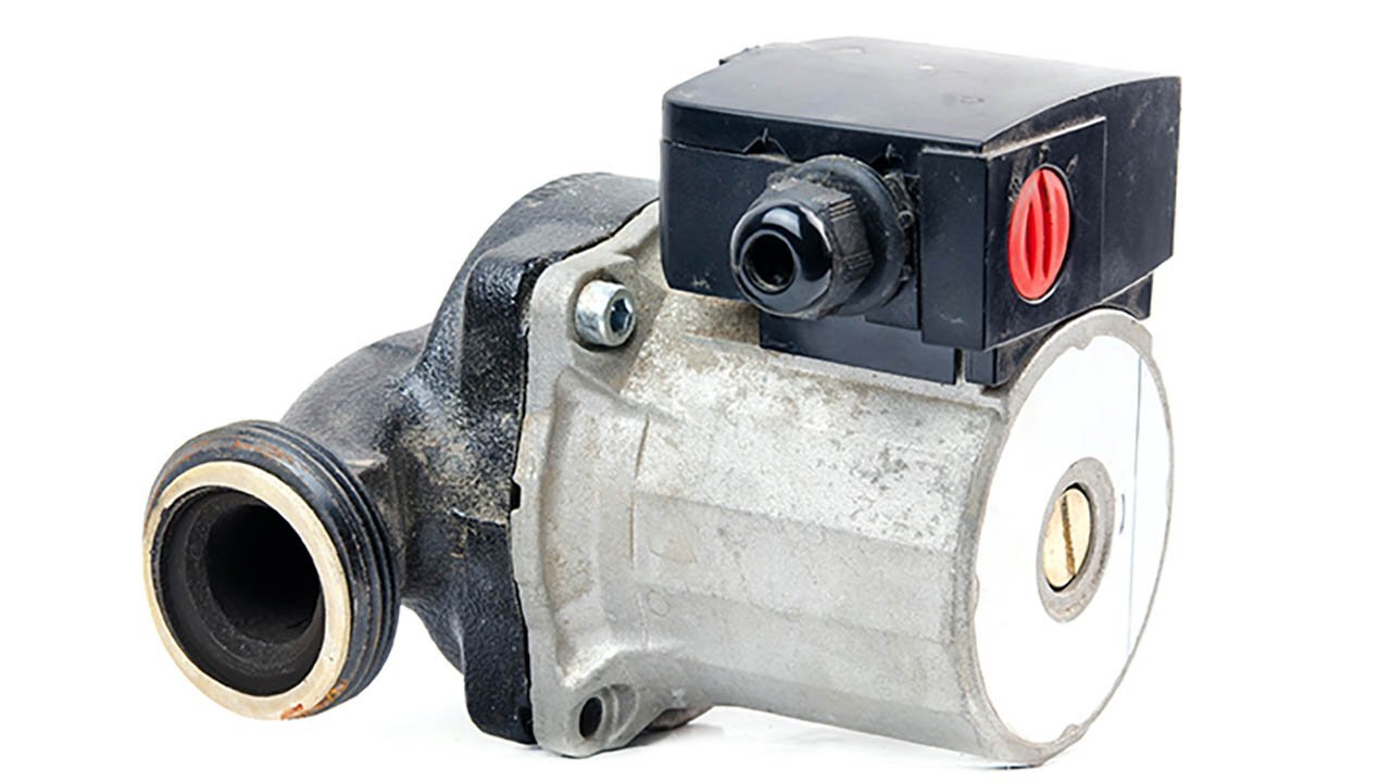 Eine Umwälzpumpe ist eine elektrische Pumpe, die in Heizungs- und Kühlsystemen eingesetzt wird, um das Medium (Wasser oder Kühlmittel) durch das System zu bewegen. Sie gewährleistet einen kontinuierlichen Fluss des Mediums und sorgt für eine gleichmäßige Verteilung von Wärme oder Kälte in einem Gebäude oder einer Anlage.