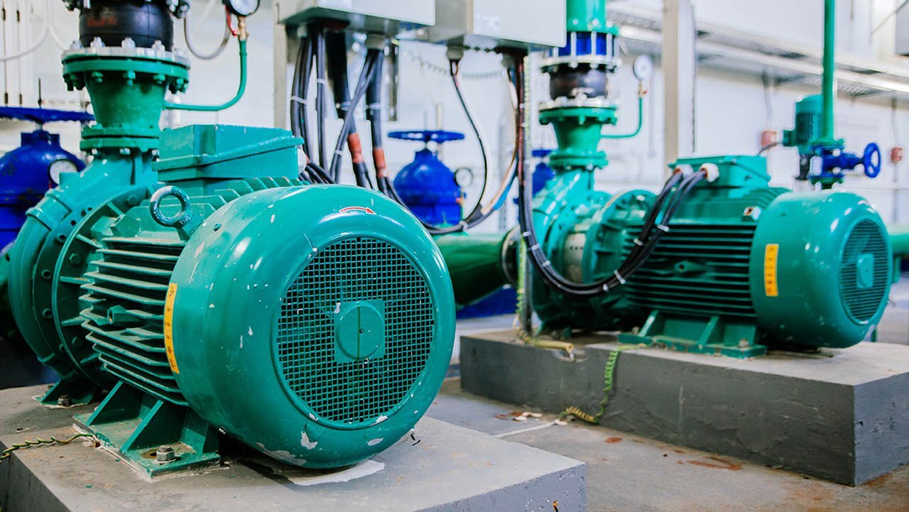 Ein Verdichter in der SHK- und Energiebranche ist eine mechanische Vorrichtung, die verwendet wird, um Gase oder Flüssigkeiten zu komprimieren. Der Verdichter erhöht den Druck und verringert das Volumen des Mediums, wodurch Energie in das System eingebracht wird. Dieser Prozess ist entscheidend für zahlreiche Anwendungen wie Klimaanlagen, Kältemaschinen, Wärmepumpen und Druckluftsysteme.