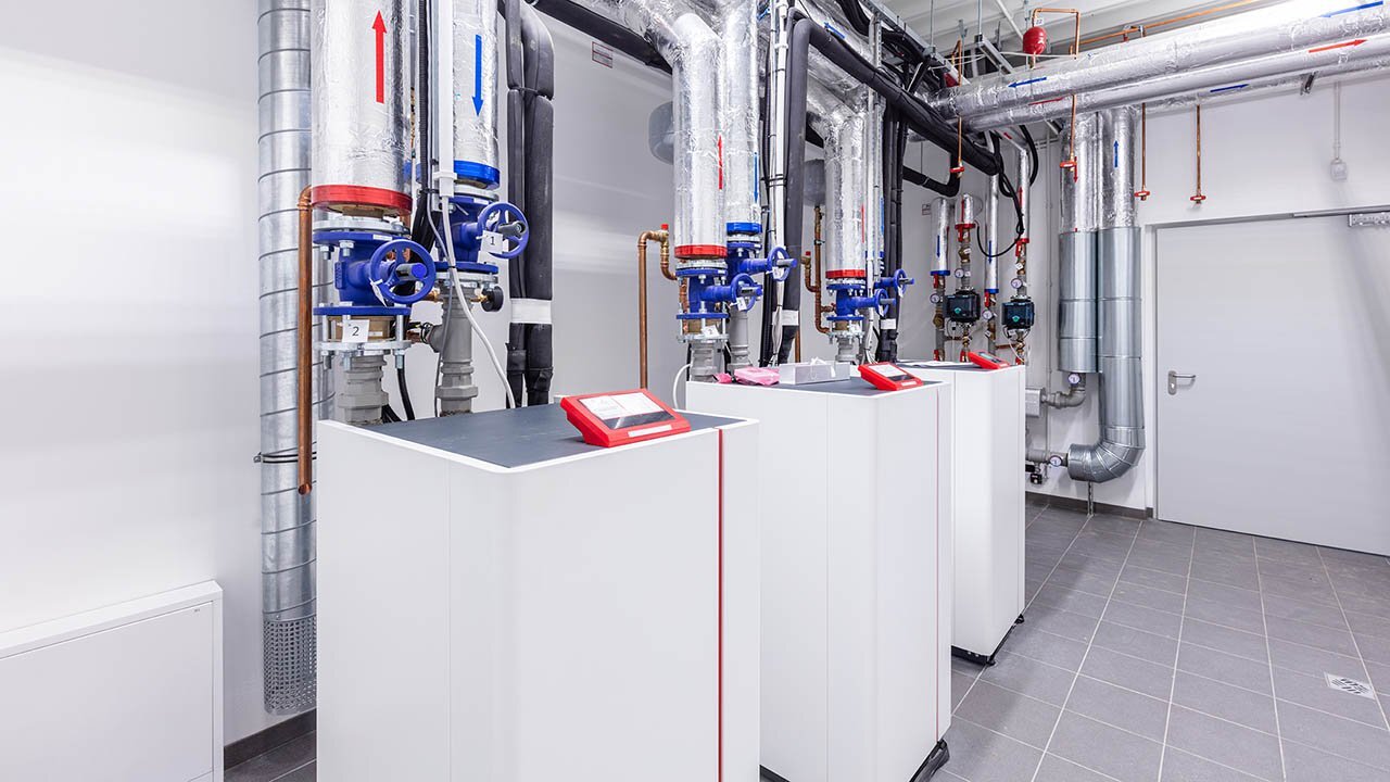 Eine Wärmepumpe in der SHK-, Kälte- oder Energiebranche ist ein Gerät, das Wärme aus einer Quelle niedrigerer Temperatur entzieht und diese auf ein höheres Temperaturniveau anhebt. Sie nutzt dabei das Prinzip der thermodynamischen Kreisprozesse, um Wärmeenergie zu übertragen und für Heizung oder Warmwasserbereitung zu nutzen. Wärmepumpen sind eine effiziente und umweltfreundliche Alternative zu herkömmlichen Heizsystemen, da sie einen Großteil ihrer Energie aus der Umgebungsluft, dem Erdreich oder dem Grundwasser gewinnen.