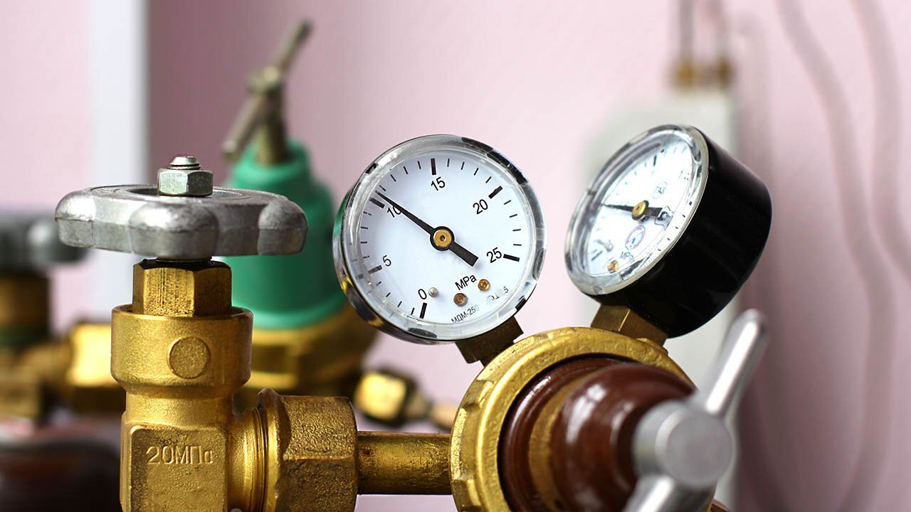 Eine Druckreduzierstation ist eine Komponente in der SHK- und Energiebranche, die verwendet wird, um den Druck des Mediums (in der Regel Wasser oder Gas) zu reduzieren, bevor es in ein System eingespeist wird. Die Station besteht aus einem Druckreduzierventil und einem Manometer und wird verwendet, um einen konstanten Betriebsdruck aufrechtzuerhalten und die Belastung des Systems zu reduzieren.