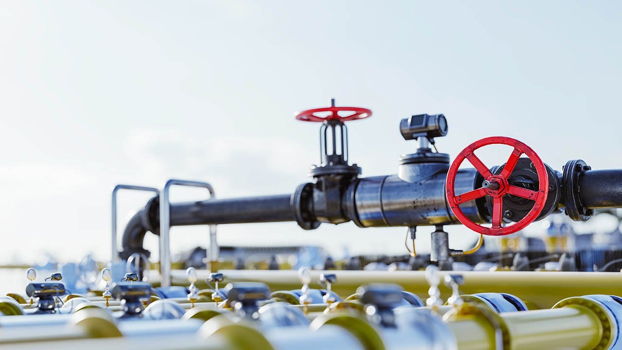 Erdgas ist ein fossiler Brennstoff, der in der SHK-, Kälte- oder Energiebranche weit verbreitet ist. Es dient als Energieträger für die Beheizung von Gebäuden, die Warmwasserbereitung und industrielle Anwendungen. Erdgas ist eine saubere und effiziente Energiequelle, die weniger Schadstoffe freisetzt als andere fossile Brennstoffe. Es ist vielseitig einsetzbar und bietet eine zuverlässige Energieversorgung.