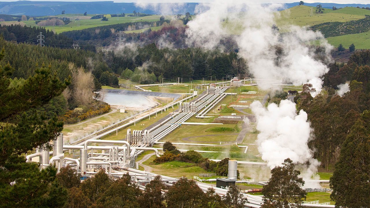 Erdwärme bezieht sich in der SHK-, Kälte- oder Energiebranche auf die Nutzung der natürlichen Wärmeenergie, die in der Erdkruste gespeichert ist. Durch den Einsatz von Wärmepumpen oder geothermischen Systemen kann diese Wärme zur Heizung von Gebäuden oder zur Erzeugung von Strom genutzt werden. Dabei wird die Temperaturdifferenz zwischen dem Erdinneren und der Oberfläche genutzt, um umweltfreundliche und nachhaltige Wärmeenergie zu gewinnen.