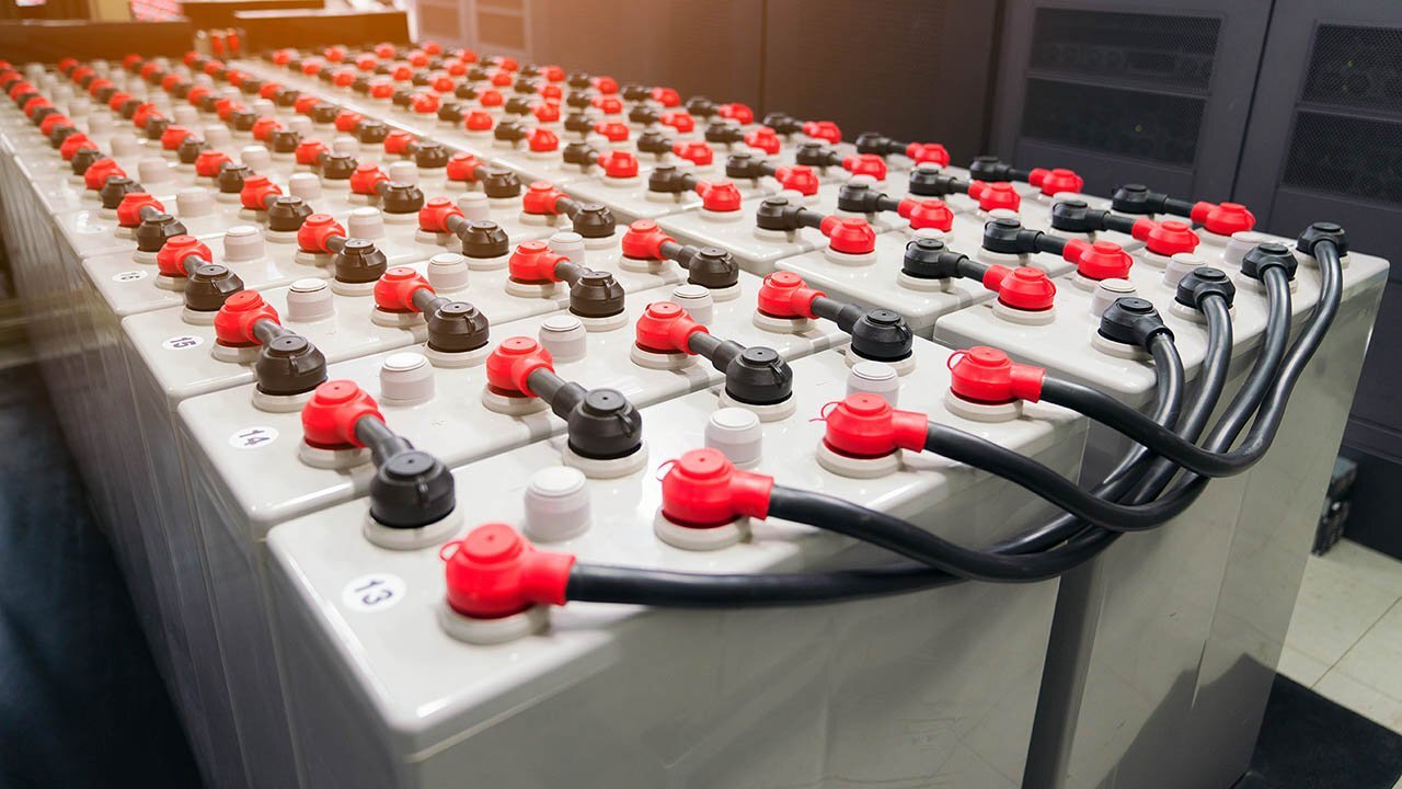 "Eine galvanische Zelle in der SHK-, Kälte- oder Energiebranche ist eine Vorrichtung, die durch eine chemische Reaktion elektrische Energie erzeugt. Sie besteht aus zwei unterschiedlichen Metallen oder Elektroden, die in einer Elektrolytlösung eingetaucht sind. Durch die Reaktion zwischen den Metallen und dem Elektrolyt entsteht ein Ladungsunterschied, der einen elektrischen Stromfluss ermöglicht.  Die galvanische Zelle wird in verschiedenen Anwendungen eingesetzt, darunter Batterien und Akkumulatoren zur Speicherung elektrischer Energie. Sie dient auch als Grundlage für elektrochemische Prozesse wie die Elektrolyse zur Wasserstoffherstellung oder in Brennstoffzellen zur direkten Umwandlung von chemischer Energie in elektrische Energie."