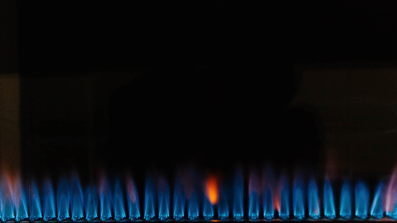 "In der SHK-, Kälte- oder Energiebranche sind Gelbbrenner und Blaubrenner spezielle Arten von Brennern, die in Heizungsanlagen und Verbrennungssystemen Verwendung finden.  Gelbbrenner: Ein Gelbbrenner ist ein Brenner, der eine sichtbare gelbliche Flamme erzeugt. Diese gelbe Farbe der Flamme entsteht aufgrund einer unvollständigen Verbrennung von Brennstoff, typischerweise fossilen Brennstoffen wie Erdgas oder Heizöl. Gelbbrenner wurden in älteren Heizungsanlagen häufig eingesetzt, sind jedoch weniger effizient und umweltfreundlich als Blaubrenner.  Blaubrenner: Ein Blaubrenner hingegen erzeugt eine bläuliche, fast unsichtbare Flamme. Dies geschieht durch eine vollständigere Verbrennung des Brennstoffs, was zu einer höheren Effizienz und geringeren Emissionen führt. Moderne Heizungsanlagen und Verbrennungssysteme setzen in der Regel Blaubrenner ein, da sie umweltfreundlicher und energieeffizienter sind.  Begriffsabgrenzung: Die Unterscheidung zwischen Gelb- und Blaubrennern basiert hauptsächlich auf der Art der Verbrennung und der sichtbaren Flammenfarbe. Gelbbrenner sind älter und weniger effizient, während Blaubrenner moderner und umweltfreundlicher sind. Die Wahl zwischen diesen beiden Brennertypen kann erhebliche Auswirkungen auf die Energieeffizienz und Umweltauswirkungen von Heizungsanlagen und Verbrennungssystemen haben."
