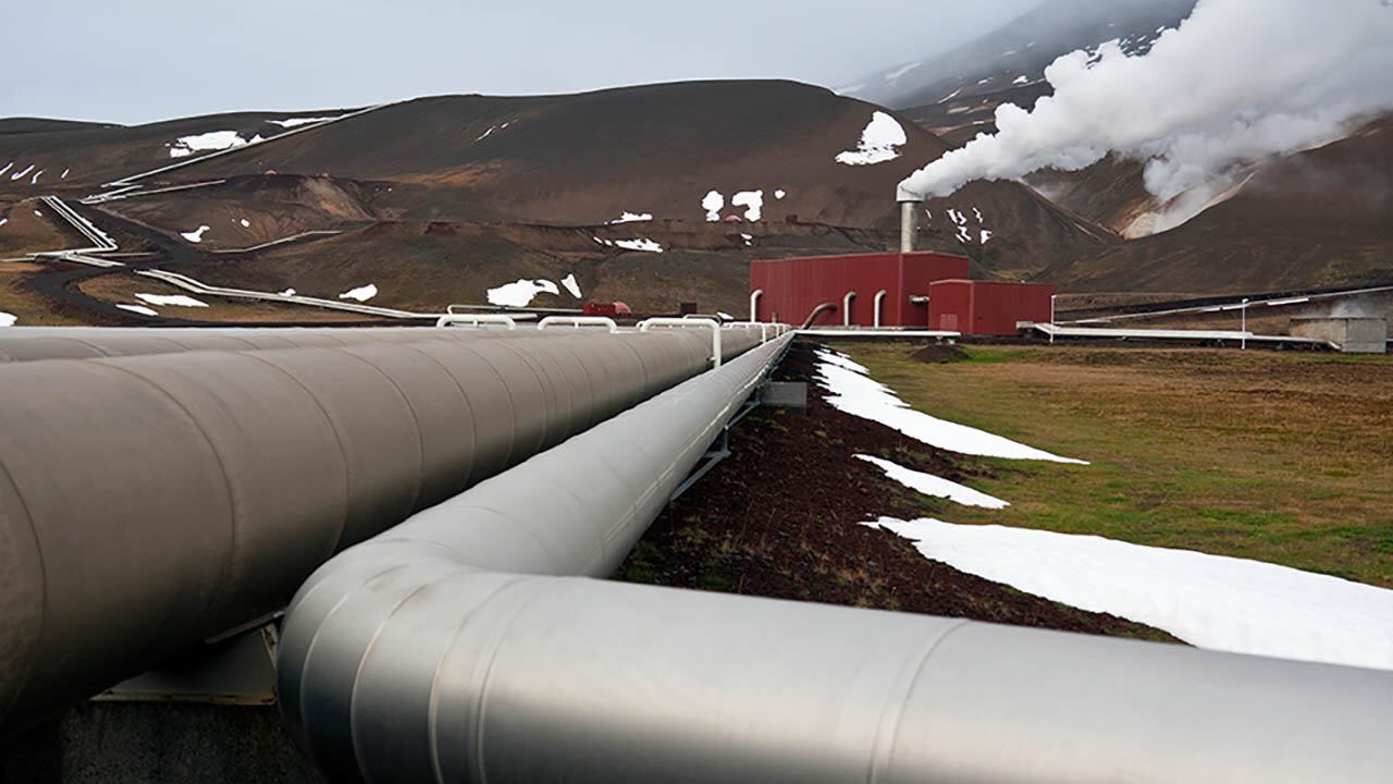 Geothermie bezeichnet die Nutzung von Erdwärme zur Energiegewinnung und -nutzung. Dabei werden natürliche Wärmequellen aus dem Inneren der Erde genutzt, um Strom zu erzeugen oder Gebäude zu heizen.