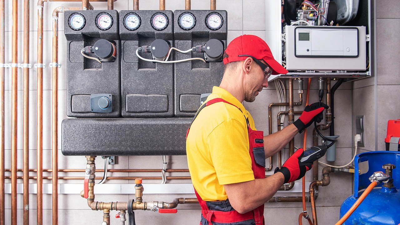 Ein Heizungscheck in der SHK-, Kälte- oder Energiebranche ist eine professionelle Überprüfung und Inspektion einer Heizungsanlage. Dabei werden Komponenten wie der Heizkessel, die Heizkörper, die Regelungstechnik und die Energieeffizienz bewertet, um mögliche Schwachstellen zu identifizieren und Optimierungsmöglichkeiten aufzuzeigen. Ziel des Heizungschecks ist es, die Funktionsfähigkeit, Energieeffizienz und Sicherheit der Heizungsanlage zu verbessern.