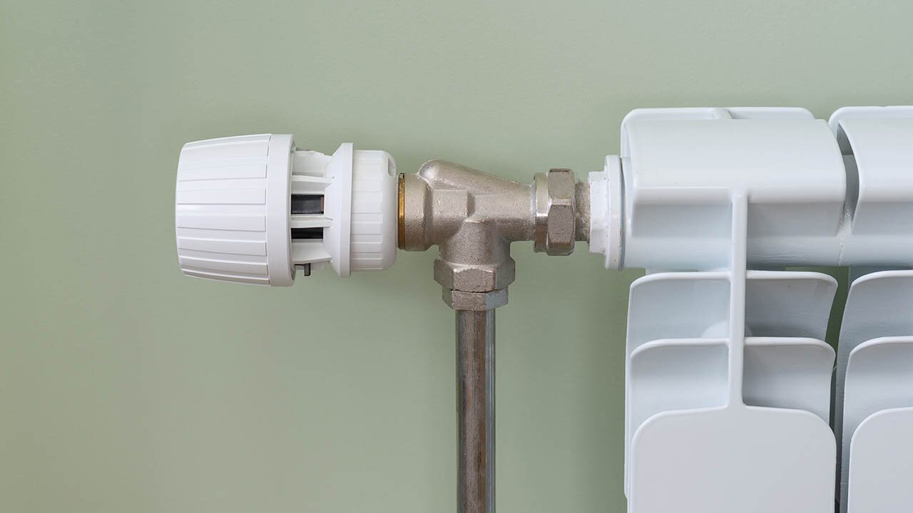 Eine Niedertemperaturheizung ist ein Heizsystem, das mit niedrigeren Vorlauftemperaturen arbeitet, was zu einer energieeffizienteren Wärmeabgabe führt.