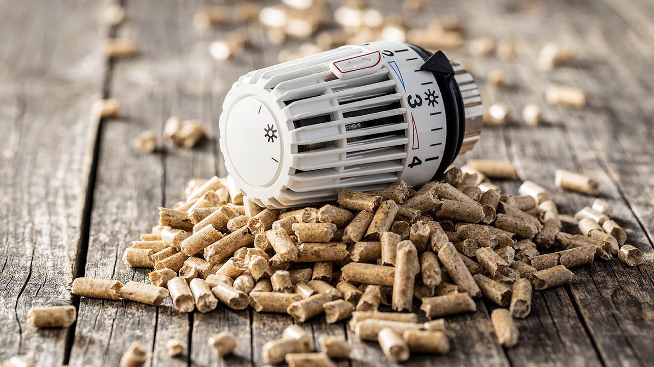 Pellets sind zylindrische Presslinge aus getrocknetem, komprimiertem Biomasse-Material wie Holzspänen, Sägespänen oder anderen biogenen Reststoffen. In der SHK-, Kälte- oder Energiebranche werden Pellets als nachhaltiger und umweltfreundlicher Brennstoff eingesetzt, insbesondere in Pelletöfen und Pellet-Heizanlagen, um Wärme zu erzeugen und Räume zu beheizen. Der hohe Energiegehalt und die effiziente Verbrennung machen Pellets zu einer beliebten Alternative zu fossilen Brennstoffen.