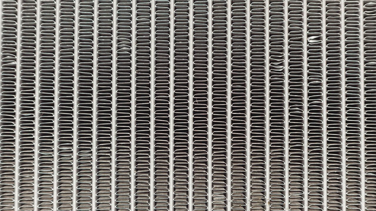 Ein Platten-Wärmetauscher ist ein Gerät, das in der SHK- und Energiebranche eingesetzt wird, um Wärmeenergie von einem Medium auf ein anderes zu übertragen. Der Wärmetauscher besteht aus einer Anordnung von dünnen Platten, die in einer Box zusammengepresst sind, um eine maximale Wärmeübertragung zu ermöglichen.