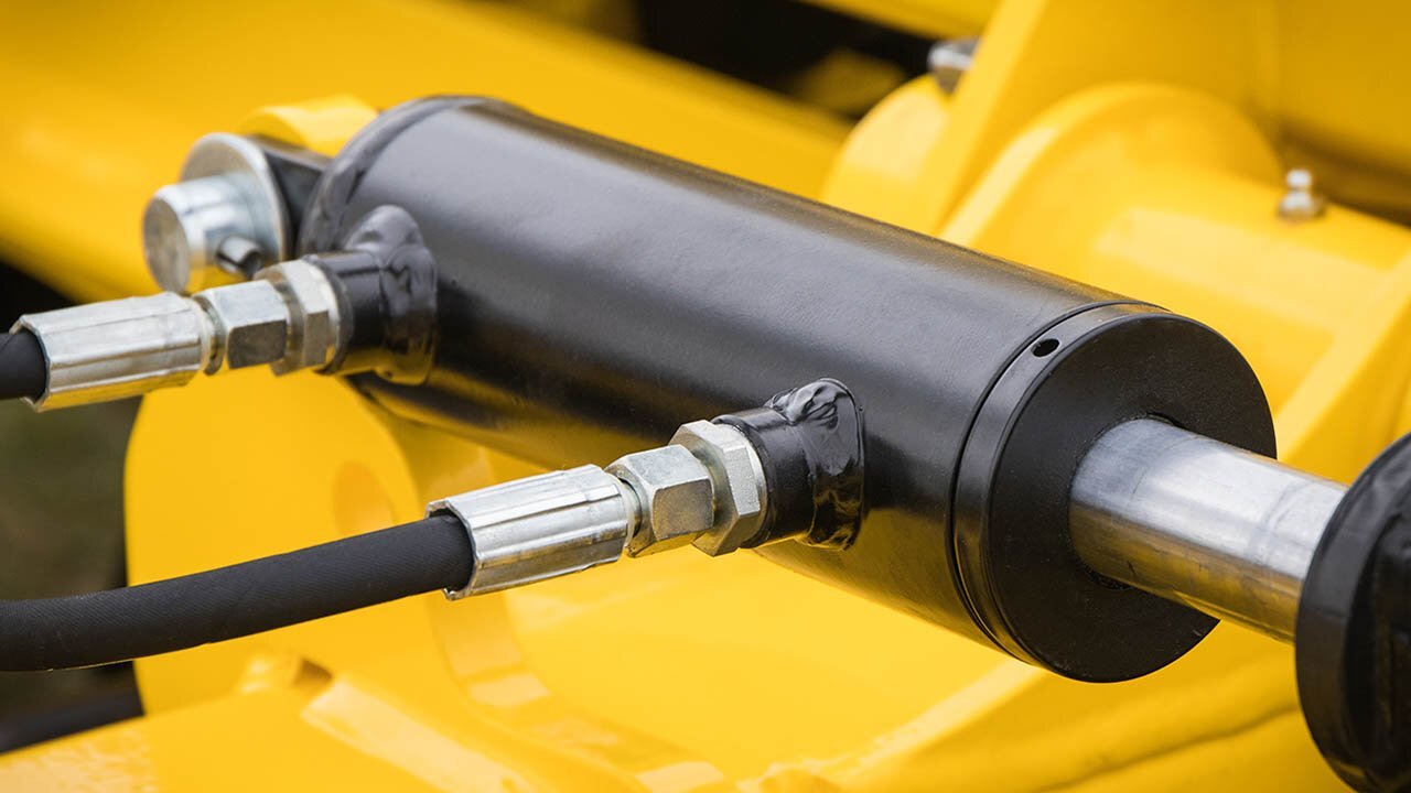 Pneumatik in der SHK-, Kälte- und Energiebranche bezieht sich auf die Nutzung von Druckluft als Steuerungsmedium. Dieses Konzept ermöglicht die Automatisierung von Heizungs-, Klima- und Lüftungssystemen. Pneumatische Systeme werden verwendet, um Ventile und Klappen zu steuern, Signale zu übertragen und den Betrieb von Gebäudetechnik effizienter zu gestalten. Sie sind besonders in industriellen Umgebungen aufgrund ihrer Zuverlässigkeit und Kosteneffizienz weit verbreitet.