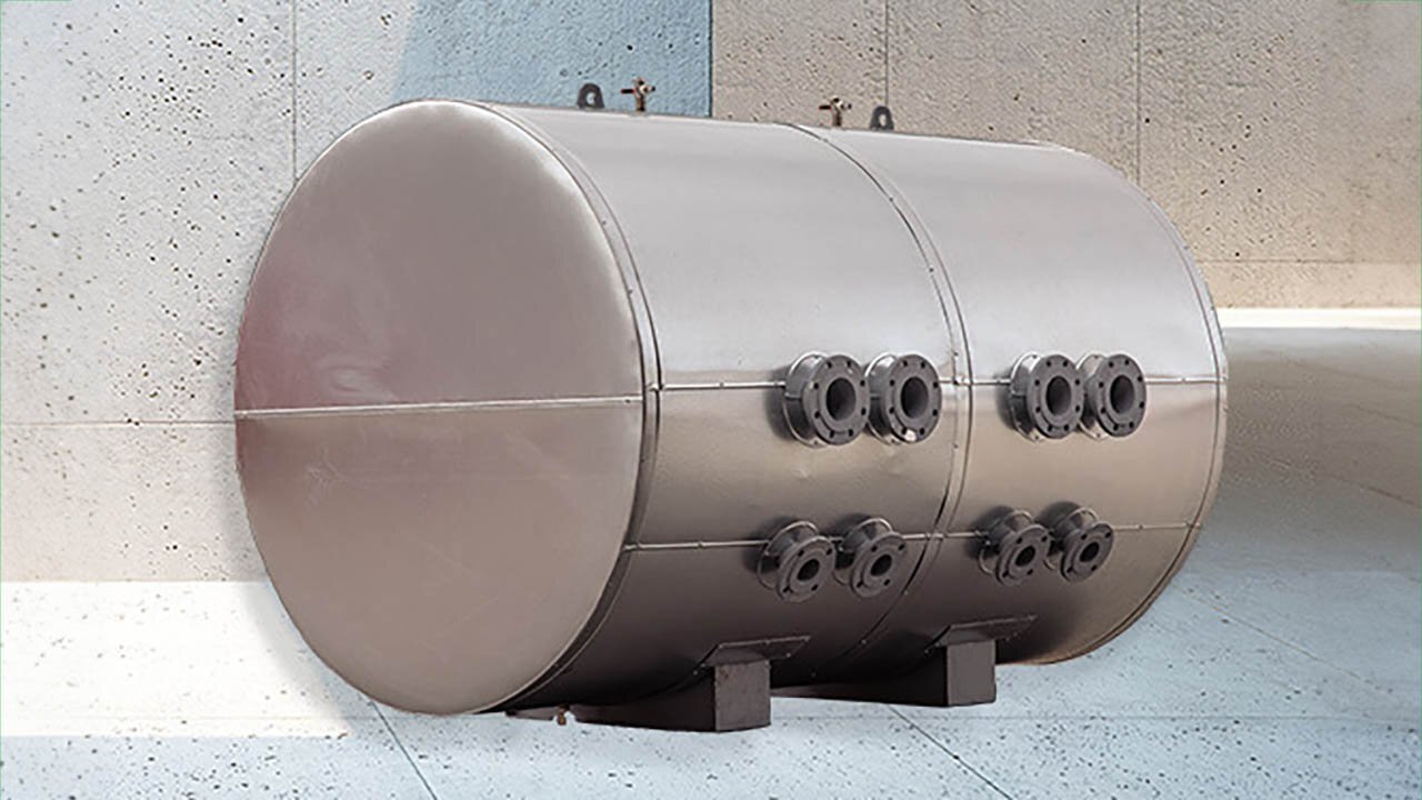 Ein Pufferspeicher ist ein zentrales Element in Heizsystemen, das dazu dient, überschüssige Wärmeenergie zu speichern und bei Bedarf abzugeben. Er fungiert als Puffer zwischen Energieerzeugung und -verbrauch und trägt zur Effizienzsteigerung und Energieeinsparung bei.