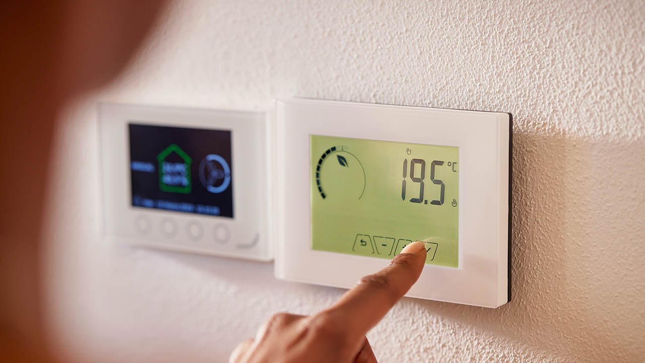 Ein Raumthermostat ist ein Gerät in der SHK-, Kälte- oder Energiebranche, das dazu dient, die Raumtemperatur zu regeln. Es ermöglicht die Überwachung und Steuerung der Raumtemperatur durch Einstellen der gewünschten Zieltemperatur. Raumthermostate tragen dazu bei, den Energieverbrauch zu optimieren und ein angenehmes Raumklima zu schaffen.