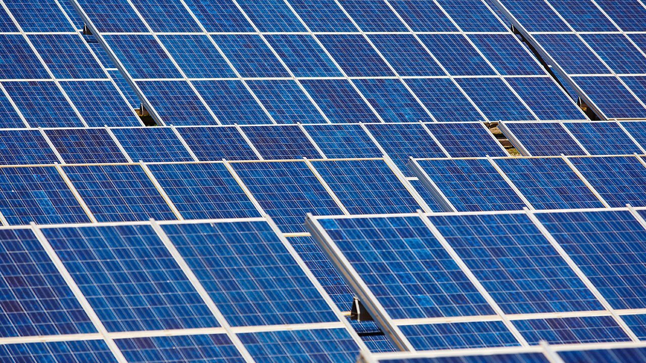 Die Solaranlagen beziehen sich auf Systeme, die Solarenergie nutzen, um elektrische oder thermische Energie zu erzeugen.